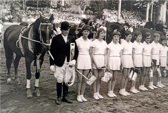Der Anfang der goldenen Zeiten. Die Reitgemeinschaft Goslar holt vor 60 Jahren in Wiesbaden die erste deutsche Meisterschaft im Voltigieren, mit Ernst Worbs an der Longe von Goldjunge. Foto: Privat