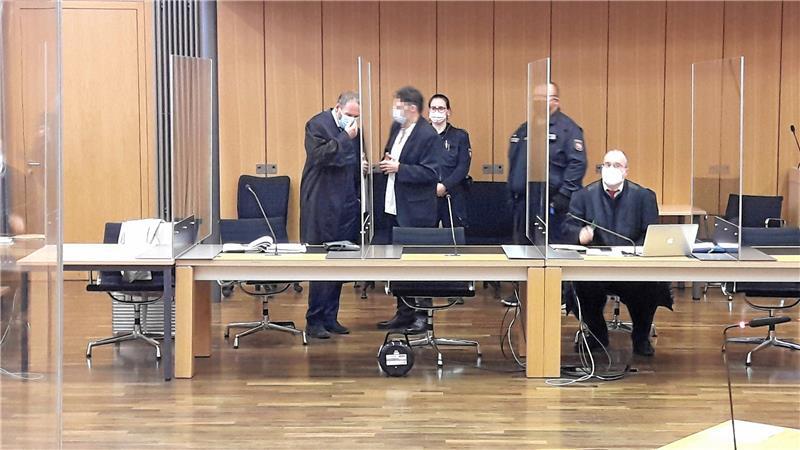 Chronologie vom Verschwinden bis zum Prozess ohne Leiche Der Angeklagte (Bildmitte) lässt sich im Verfahren in Braunschweig von dem Bonner Rechtsanwalt Martin Nitschmann (l.) und dem Braunschweiger Verteidiger Andreas Zott vertreten. Archivfoto: Neddermeier