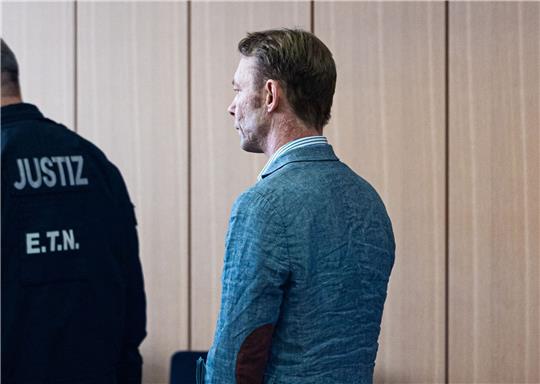 Der Angeklagte Christian B. kommt in den Gerichtssaal im Landgericht Braunschweig.
