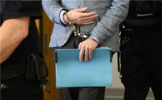 Der Angeklagte Christian B. kommt mit Handschellen in den Gerichtssaal im Landgericht Braunschweig. Christian B. werden drei Fälle schwerer Vergewaltigung und zwei Fälle des sexuellen Missbrauchs von Kindern in Portugal vorgeworfen.