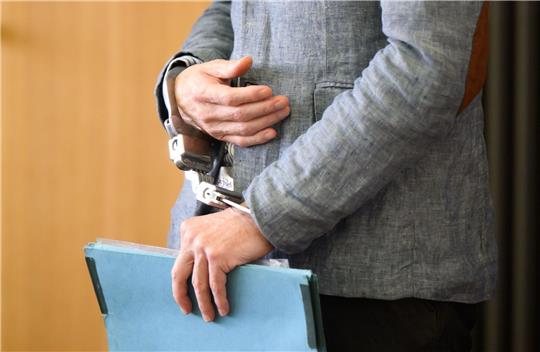 Der Angeklagte Christian B. kommt mit Handschellen in den Gerichtssaal im Landgericht Braunschweig.