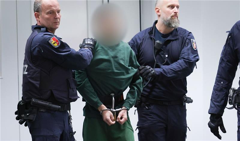 Brokstedt-Prozess um Messerattacke: „Bin unschuldig” Der Angeklagte Ibrahim A. wird von Justizbeamten an seinen Platz im Gerichtssaal gebracht.