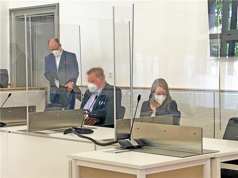 Der Angeklagte Kai Schürholt (Mitte) am Montag in einem Saal des Landgerichts Braunschweig mit seinem Verteidiger und einer Mitarbeiterin des Anwalts. Foto: Stade