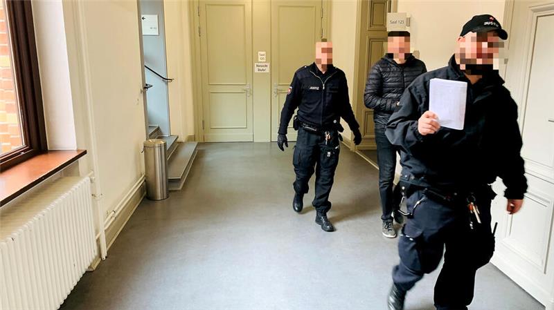 Der Angeklagte (M.) muss für zwei Jahre und neun Monate ins Gefängnis.