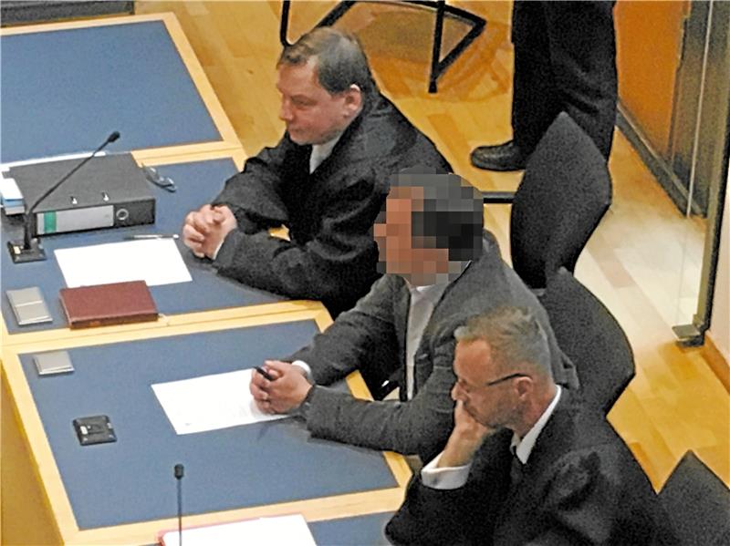 Der Angeklagte (Mitte) zum Prozessauftakt im September 2018 mit seinen beiden Verteidigern.  Foto: Stade