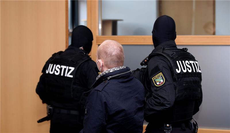 Halle-Attentäter hatte Gegenstand aus Papier und Metall Der Angeklagte Stephan Balliet (l) wird aus dem Gerichtssaal geführt.