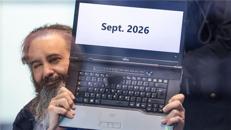 Der Angeklagte Taleb al-Abdulmohsen hält zu Prozessbeginn seinen Laptop mit der Aufschrift „Sept. 2026“ hoch.
