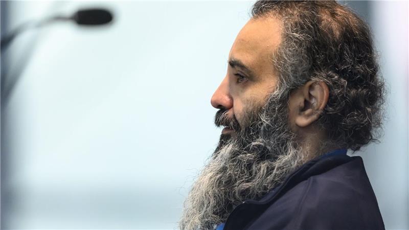 Der Angeklagte Taleb al-Abdulmohsen sitzt zu Beginn des zweiten Prozesstages in einem kugelsicheren Glaskasten.