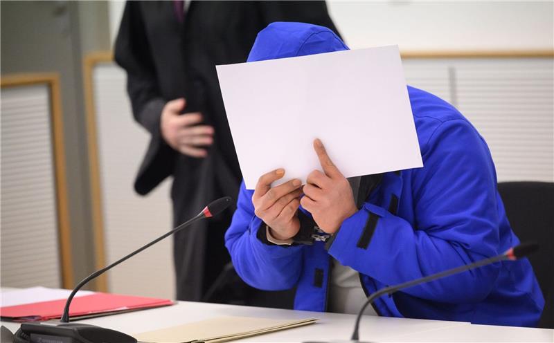 Der Angeklagte beim Prozessauftakt im Gerichtssaal im Landgericht Braunschweig.