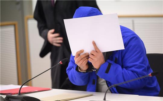 Der Angeklagte beim Prozessauftakt im Gerichtssaal im Landgericht Braunschweig.
