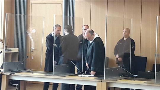 Der Angeklagte berät sich mit seinen Verteidigern. Foto: Neddermeier