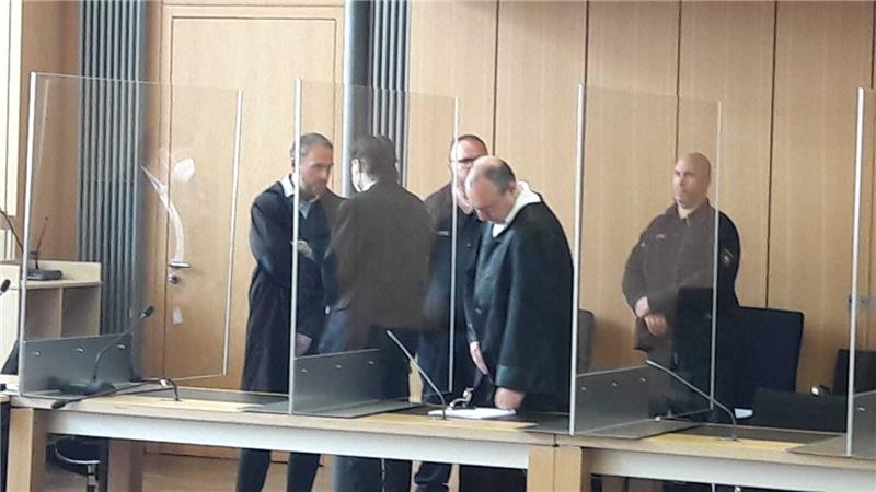 Richter zum Manczak-Mord: Er „stand im Weg und musste weg“ Der Angeklagte berät sich mit seinen Verteidigern. Foto: Neddermeier