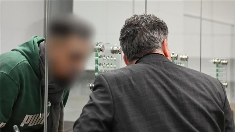 Der Angeklagte bespricht sich mit einem seiner Dolmetscher. Bislang sind im Prozess gegen das mutmaßliche Mitglied der Hisbollah Verhandlungstermine bis August 2026 angesetzt.