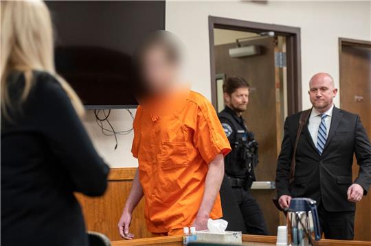 Der Angeklagte betritt den Gerichtssaal zu seiner Anklageverlesung im Bezirksgericht von Latah County.