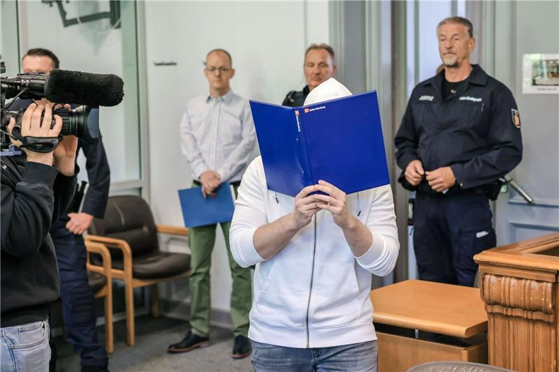 Demonstranten bei AfD-Treffen angefahren: Mann vor Gericht Der Angeklagte betritt den Verhandlungssaal im Kieler Landgericht.