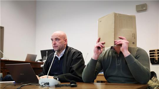 Der Angeklagte, der sein Gesicht verbirgt, soll Beihilfe zum Handel mit knapp 1,8 Tonnen Kokain geleistet haben. 