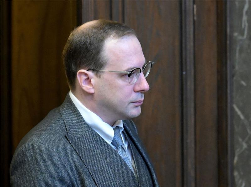 Kinderpornografie: Bewährungsstrafe für Teichtmeister Der Angeklagte ehemalige Burgschauspieler Florian Teichtmeister steht in Wien wegen Besitzes und Herstellung von Kinderpornografie vor Gericht.