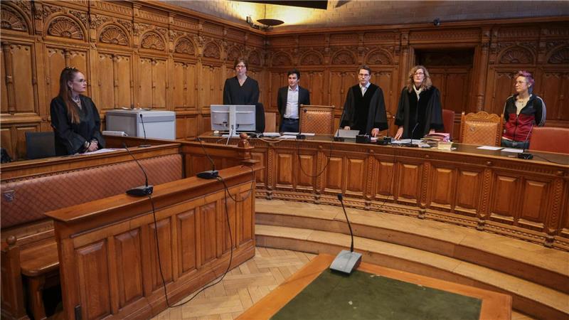 Der Angeklagte hat ein ärztliches Attest für seine Verhandlungsunfähigkeit vorgelegt. 