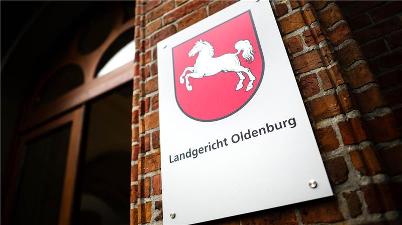Versehen oder Mord? Prozess um totgefahrene Frau Der Angeklagte hat zu Prozessauftakt beteuert, seine getrennt lebende Frau versehentlich mit dem Auto überfahren zu haben. (Archivbild)