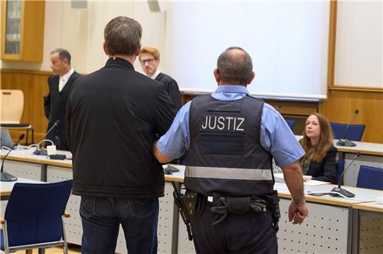 Der Angeklagte im Gerichtssaal des Oberlandesgerichts Koblenz..