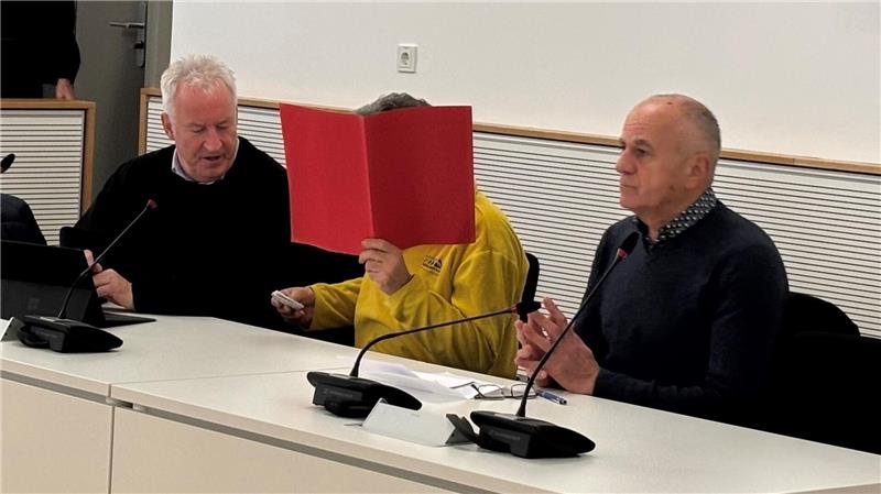 Der Angeklagte im Mordprozess sitzt zwischen seinem Anwalt Matthias Jochmann und einem Dolmetscher.