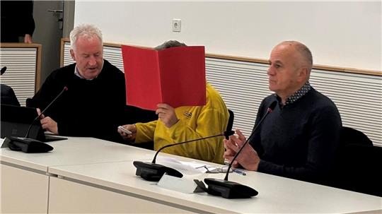 Der Angeklagte im Mordprozess sitzt zwischen seinem Anwalt Matthias Jochmann und einem Dolmetscher.