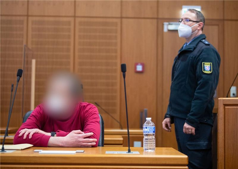 Der Angeklagte im Prozess um die «NSU 2.0»-Drohschreiben sitzt im Frankfurter Landgericht.
