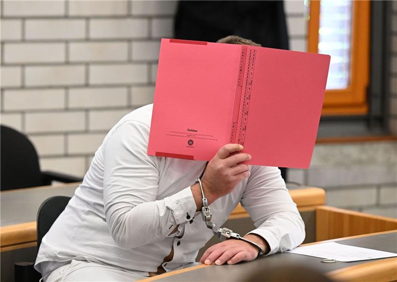 Lebenslange Haft für grausames Verbrechen an Mädchen Der Angeklagte im Prozess wegen Mordes an einer Sechsjährigen im September 2022 im Landgericht Baden-Baden.