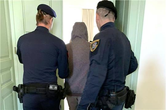 Der Angeklagte in einem Missbrauchsprozess wird von Justizbeamten in den Gerichtssaal geführt.