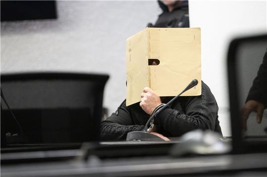 Der Angeklagte ist wegen Mordes zu einer lebenslangen Haftstrafe verurteilt worden.