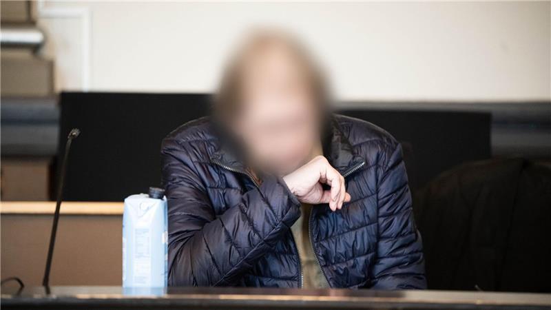 Der Angeklagte ist wegen sexuellen Missbrauchs von Kindern vorbestraft.