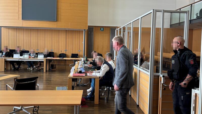 Der Angeklagte kam eine Stunde zu spät in den Gerichtssaal.