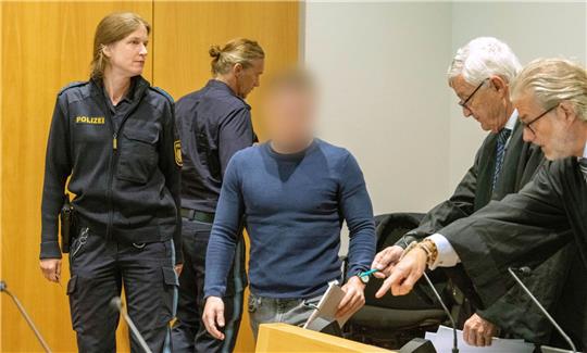 Der Angeklagte kommt in den Gerichtssaal.