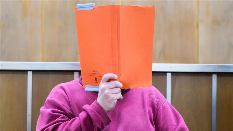 Der Angeklagte kommt in den Gerichtssaal im Landgericht Hannover.