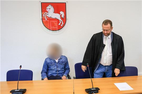 Der Angeklagte (l) sitzt neben seinem Verteidiger Bernd Leonhard im Landgericht Oldenburg.