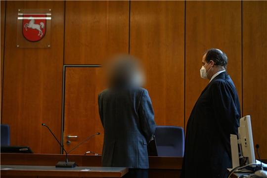 Der Angeklagte (l) steht neben seinem Verteidiger Gero Geißlreiter vor der Urteilsverkündung im Landgericht.