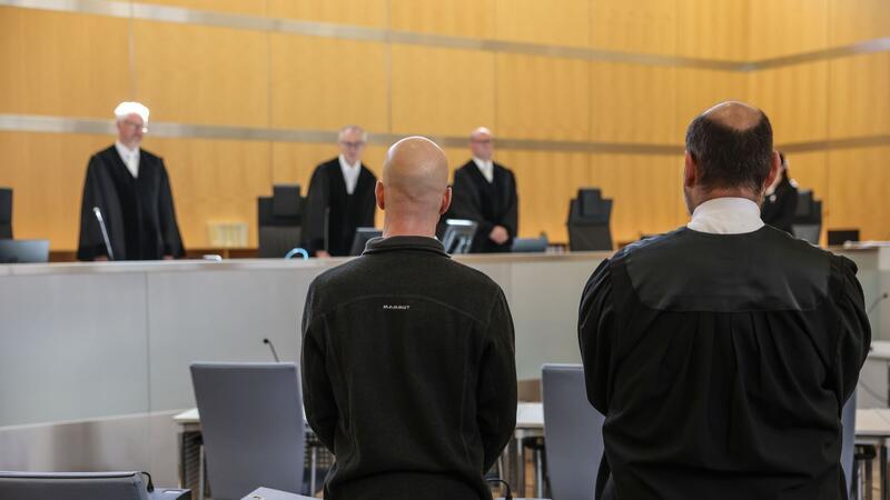 Spionage für Russland: Bundeswehroffizier muss in Haft Der Angeklagte (l, vorne) neben seinem Anwalt Marvin Schroth (r) im Gerichtssaal in Düsseldorf.
