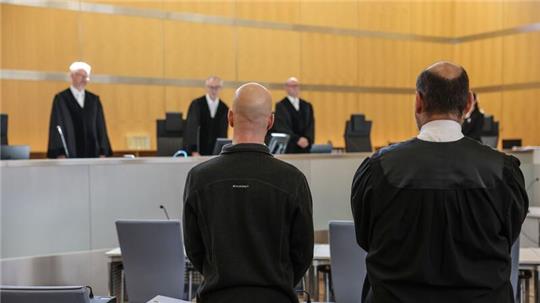 Der Angeklagte (l, vorne) neben seinem Anwalt Marvin Schroth (r) im Gerichtssaal in Düsseldorf.