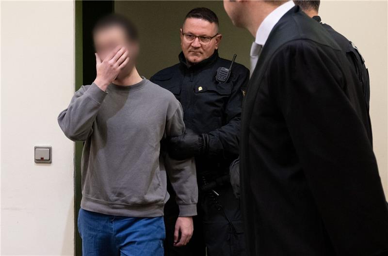 BGH bestätigt Haft wegen islamistischer Messerattacke in ICE Der Angeklagte (l) wird während des Prozesses vor dem OLG München in den Verhandlungssaal geführt (Archivbild).