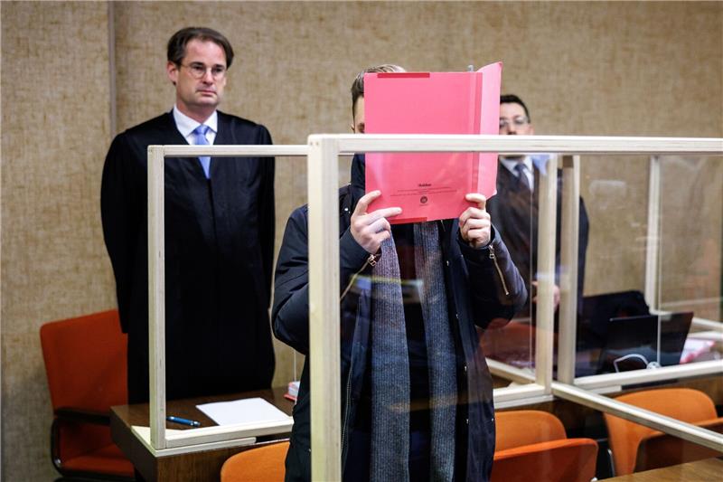 Der Angeklagte (m.) im Gerichtssaal in München.