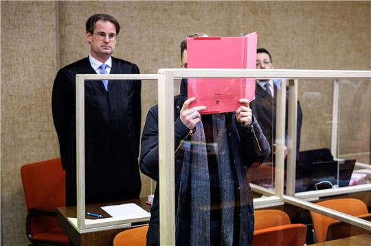 Der Angeklagte (m.) im Gerichtssaal in München.