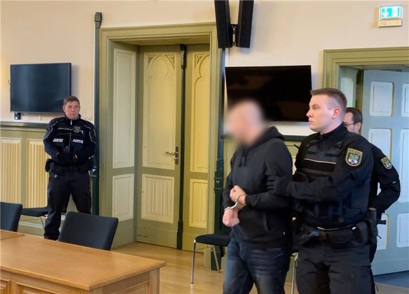 Der Angeklagte (m.) in Stendal vor der Urteilsverkündung im Prozess um den Tod einer 19-Jährigen. Foto: Simon Kremer/dpa