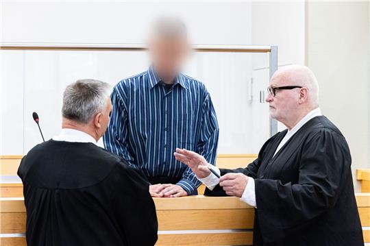 Der Angeklagte (m) vor Prozessbeginn im Landgericht Hannover.
