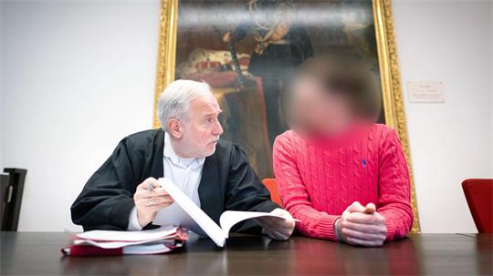 Der Angeklagte machte zum Prozessbeginn keine Angaben zu den Vorwürfen. 