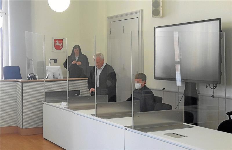 Der Angeklagte mit seinem Verteidiger Matthias Jochmann aus Goslar im Gerichtssaal in Braunschweig. Foto: Neddermeier