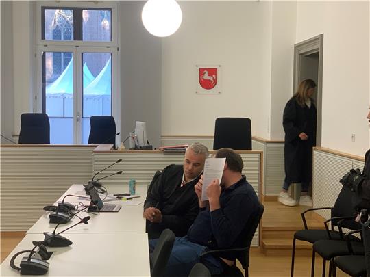 Der Angeklagte mit seinem Verteidiger im Landgericht Braunschweig. Foto: Klengel
