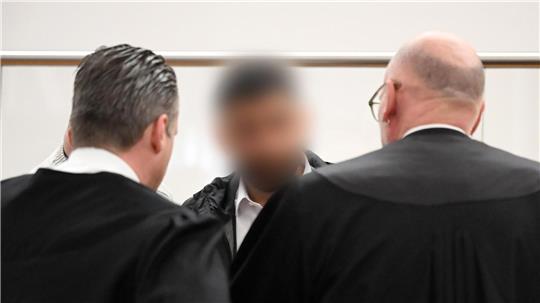 Der Angeklagte mit zwei Strafverteidigern vor Beginn des Prozesses am 9. April. (Archivbild) 
