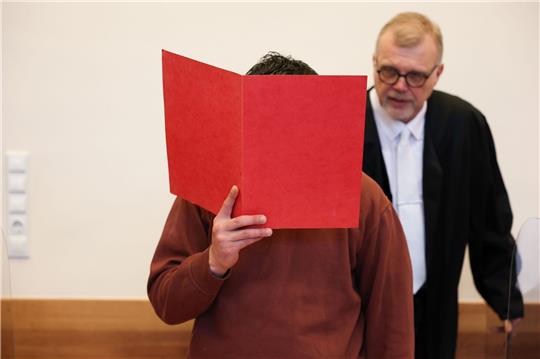 Der Angeklagte neben seinem Verteidiger   im Landgericht Detmold.