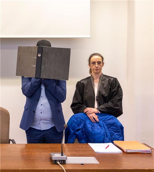 Der Angeklagte neben seiner Rechtsanwältin im Kölner Landgericht. Der Mann wurde zu einer langen Haftstrafe verurteilt.