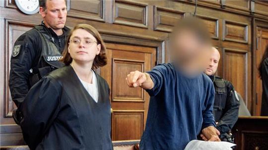 Der Angeklagte protestiert lautstark bei der Urteilsverkündung.